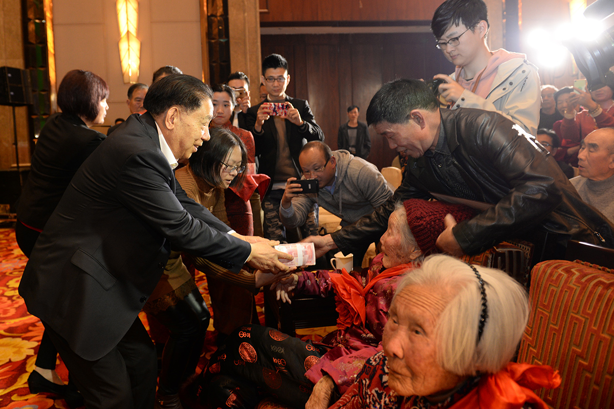 菠菜担保网集团股东会会长耀庭慈善基金会名誉理事长周耀庭为百岁老人发放爱心补贴