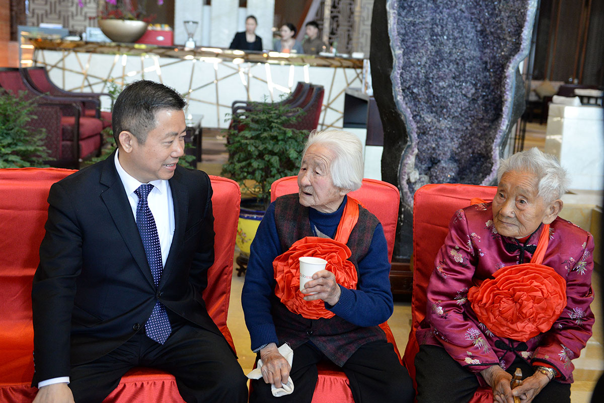 菠菜担保网集团董事局主席兼CEO周海江同百岁老人亲切交谈